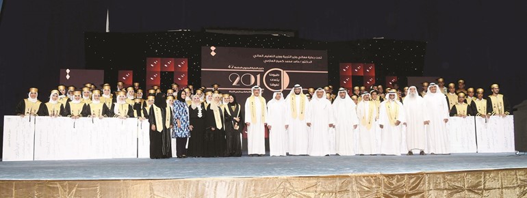 م. ياسين الياسين ورشيد الحمد وعبدالعزيز المحمد وعدد من القيادات التربوية مع كوكبة من متفوقي ومتفوقات الثانوية العامة في مدارس النجاة	 (محمد هاشم)﻿