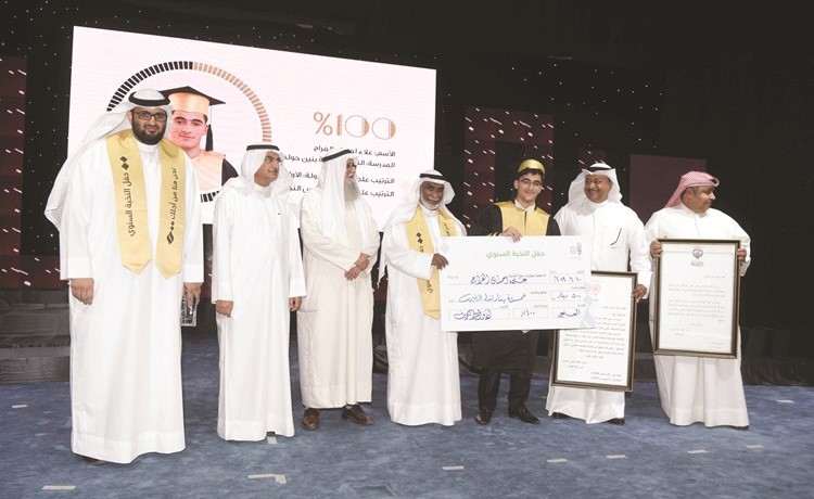 تكريم ابن مدارس النجاة الطالب الأول على الكويت بنسبة 100% علاء الفراج﻿