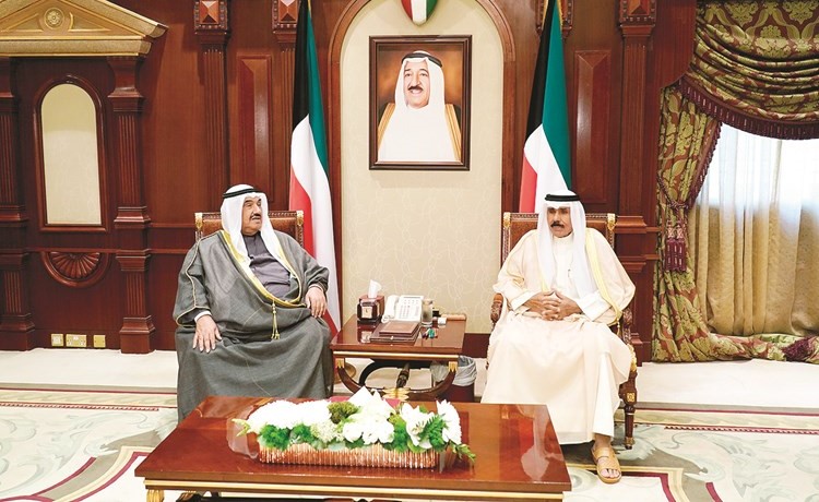 سمو ولي العهد الشيخ نواف الأحمد مستقبلا سمو الشيخ ناصر المحمد﻿