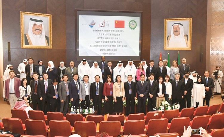كامل العبدالجليل متوسطا المشاركين في اجتماع خبراء المكتبات والمعلومات العرب والصينيين	(متين غوزال)﻿