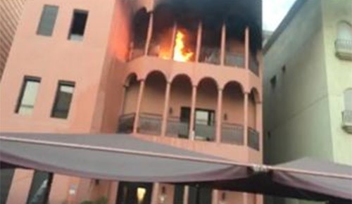 اخماد حريق شرفة منزل