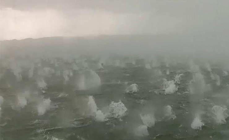 بالفيديو.. بردٌ بحجم كرة المضرب يتساقط بغزارة على مناطق في بافاريا الألمانية
