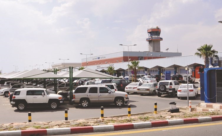 سيارات في مواقف مطار ابها الدولي ويبدو برج المراقبة	(أ.ف.پ)﻿