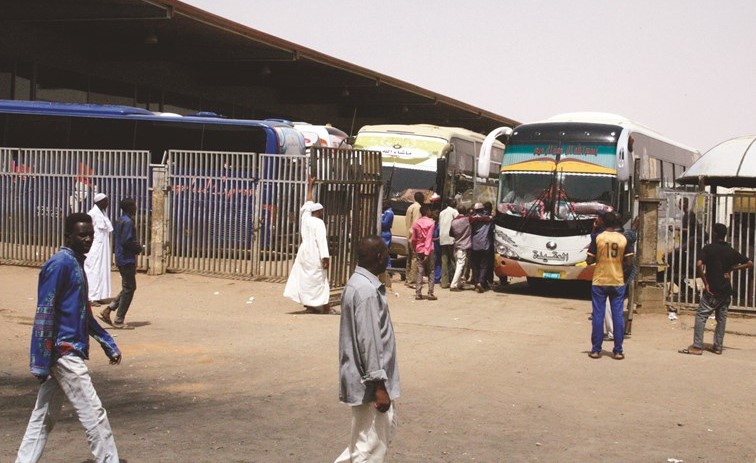 سودانيون في محطة الحافلات الرئيسية في الخرطوم مع بدء تعليق العصيان المدني امس     (أ.ف.پ)﻿