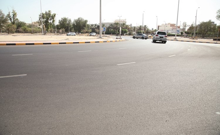 إحدى السيارات ويبدو على حركتها في الدوار عدم التوزان ﻿
