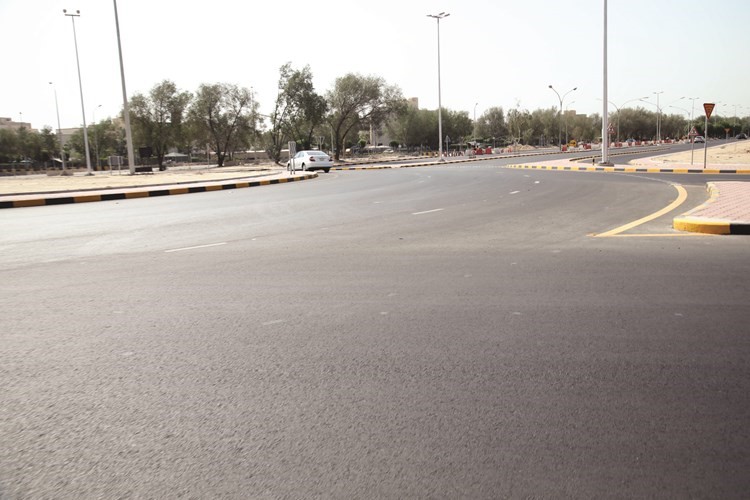 الخلل في الحارة الداخلة إلى الدوار				(زين علام)﻿