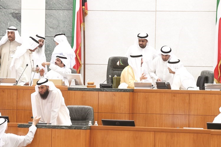 الرئيس الغانم وأنس الصالح ود.نايف الحجرف وراكان النصف وماجد المطيري ونايف المرداس وحمد الهرشاني ويبدو علام الكندري ﻿