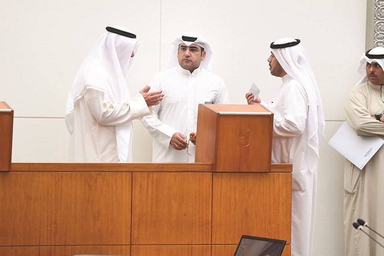 علي الدقباسي ود.عبدالكريم الكندري وعيسى الكندري﻿