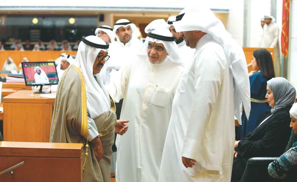الشيخ ناصر صباح الأحمد في حديث مع الوزير خالد الروضان والنائب عدنان عبدالصمد في قاعة عبدالله السالم أمس    (هاني الشمري)