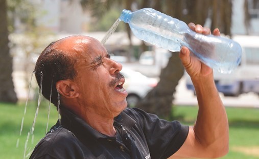 صب الماء على الرأس لتخفيف الشعور بالحرارة ﻿