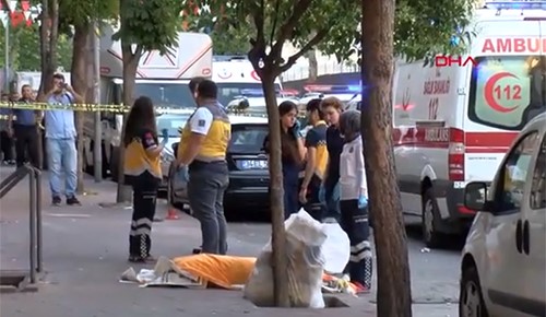 بالفيديو.. سوري يطلق النار على زوجته وطفليه ويرمي نفسه من الطابق الخامس!