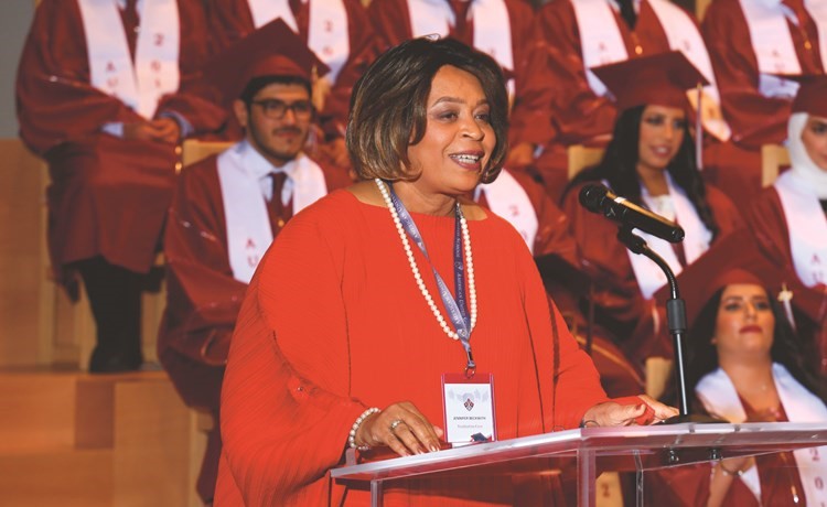 المدير المؤسس للمدرسة د.جينيفير بيكويث متحدثة ﻿