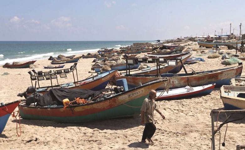 الصيادون الفلسطينيون في غزة سحبوا قواربهم الى الشاطئ بعدما فرض الاحتلال حصار بحريا شاملا على القطاع امس الاول	(رويترز) ﻿