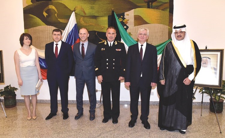 سفير خادم الحرمين الأمير سلطان بن سعد مهنئا السفير الروسي لدى البلاد نيقولاي مكاروف ﻿