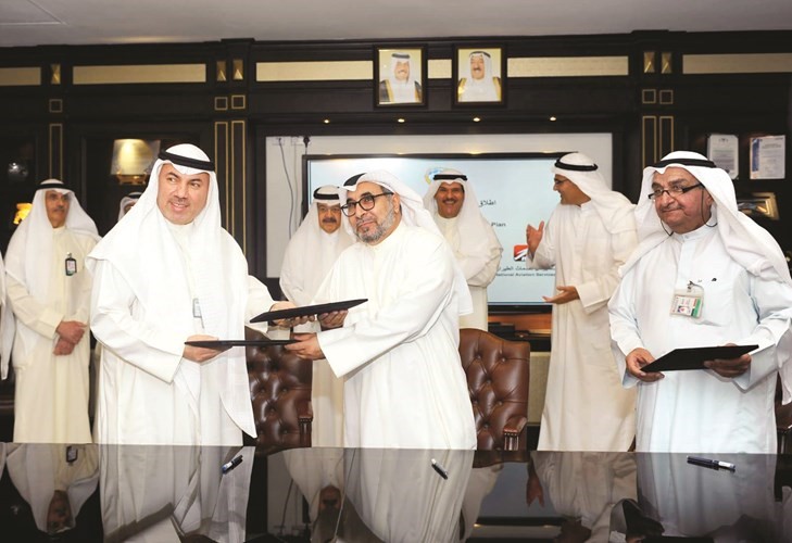 م.يوسف الفوزان والكابتن عبدالحليم زيدان ومنصور الخزيم يتبادلون وثائق العقد بعد توقعيه﻿