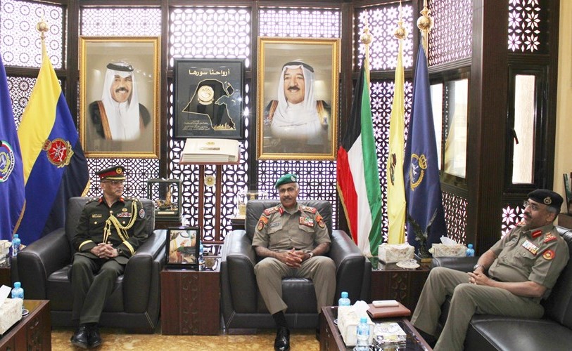 الفريق الركن محمد الخضر مستقبلا الملحق العسكري البنغلاديشي العميد ساقير شاه ﻿