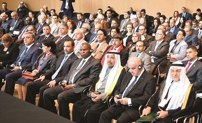 رئيس مجلس الأمة مرزوق الغانم وعبدالعزيزالبابطين وصاحب السمو الملكي الأمير تركي الفيصل والرئيس التركي السابق عبدالله غول في مقدمة الحضور﻿