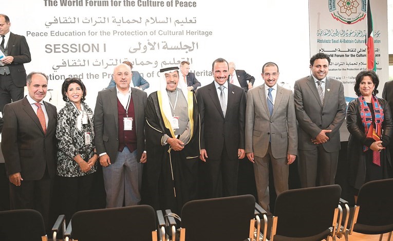 مرزوق الغانم وعبدالعزيزالبابطينوالشيخ د. محمد الصباح وعبدالوهاب البابطين ومحمد الجبري وإقبال الأحمد ﻿