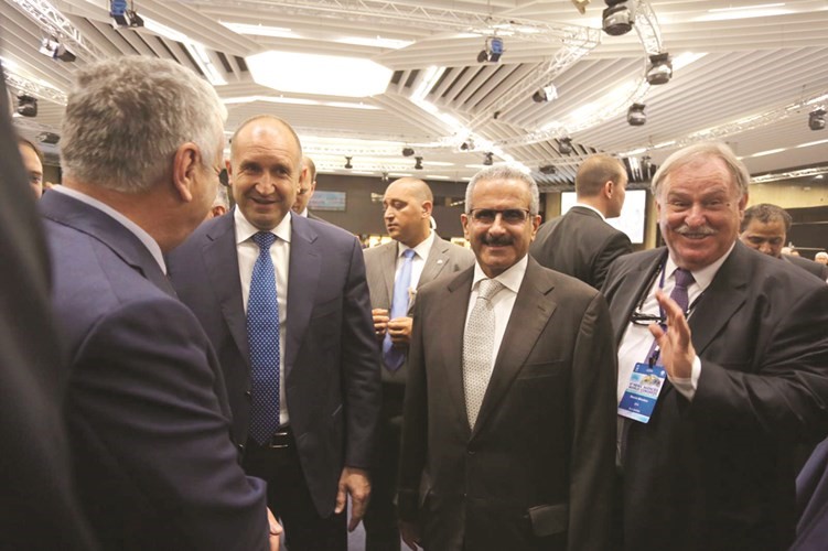 الشيخ مبارك الدعيج مع الرئيس البلغاري رومن راديف ورئيس المؤتمر الدولي رئيس وكالة الأنباء البلغارية ماكسيم مانشيف ﻿