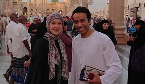شاهد.. سامح حسين وزوجته يؤديان العمرة