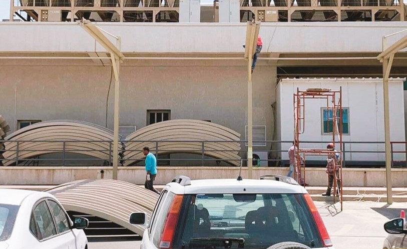 جانب من إزالة إحدى المظلات المخالفة في الضجيج﻿