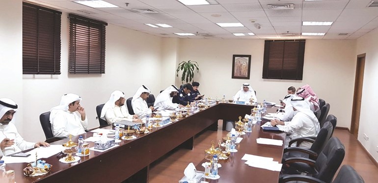 م.عمار العمار مترئسا الاجتماع بين البلدية والجهات المعنية بمكافحة سكن العزاب ﻿
