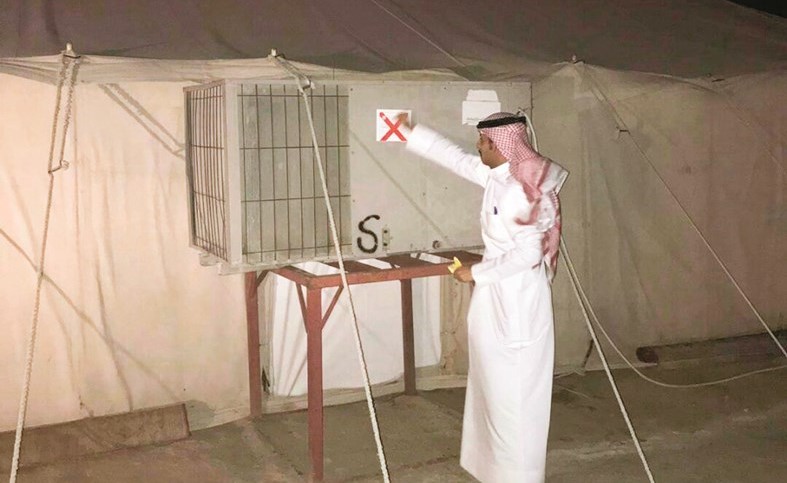 وضع ملصق على إحدى الخيام المخالفة ﻿