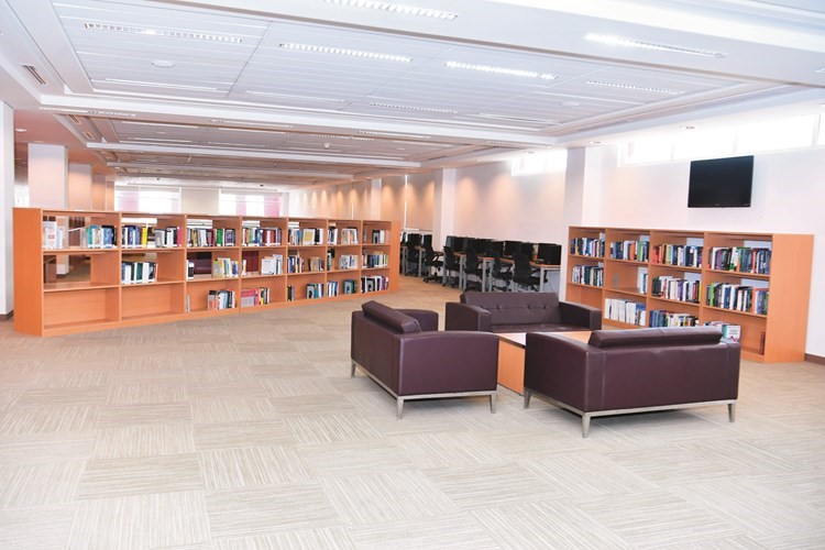 مكتبة الكلية تضم أحدث الكتب وأهم الأبحاث﻿