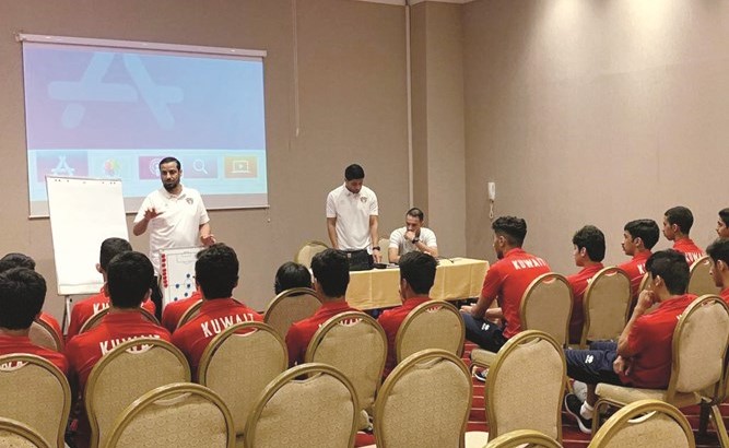 المدرب إبراهيم عبيد خلال محاضرة مع لاعبي الأزرق﻿