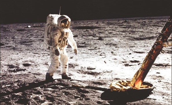 رائد الفضاء إدوين ألدرين على القمر عام 1969﻿