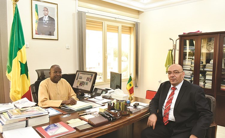 السفير عبد الأحد إمباكي خلال اللقاء مع الزميل أسامة دياب-(محمد هنداوي)﻿