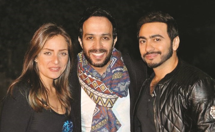 ﻿أحمد عصام يتوسط تامر حسني وريم البارودي﻿