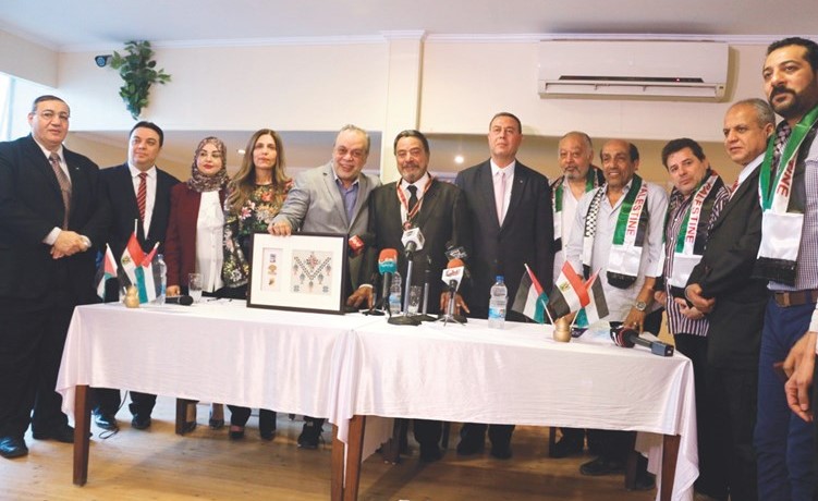 الفنان الكبير يوسف شعبان يتوسط الحضور بعد تكريمه﻿