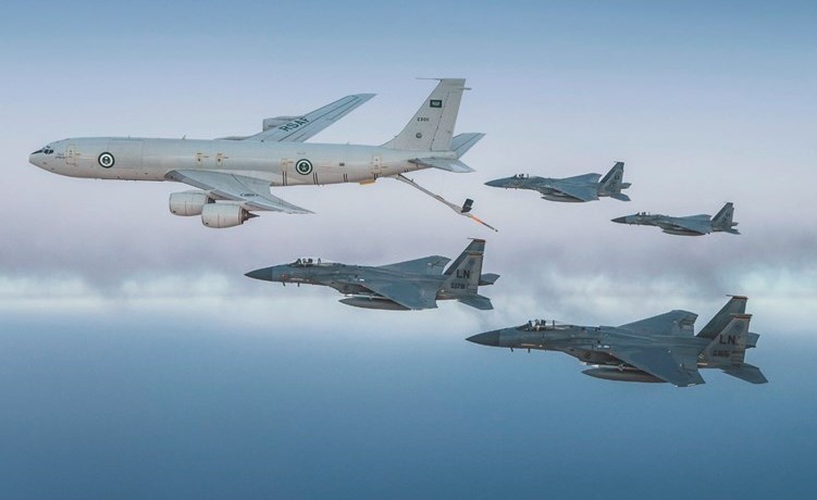 طائرات القوات الجوية الملكية السعودية والقوات الجوية الأميركية تحلق في تشكيل مشترك على منطقة الخليج العربي	 (واس) ﻿