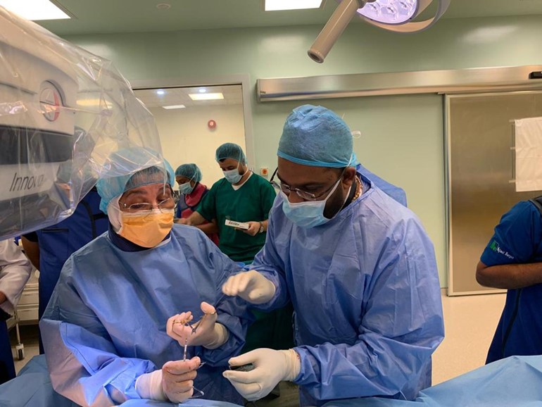 د.فوزية الكندري تجري اول حالة تركيب بطارية بمستشفى جابر