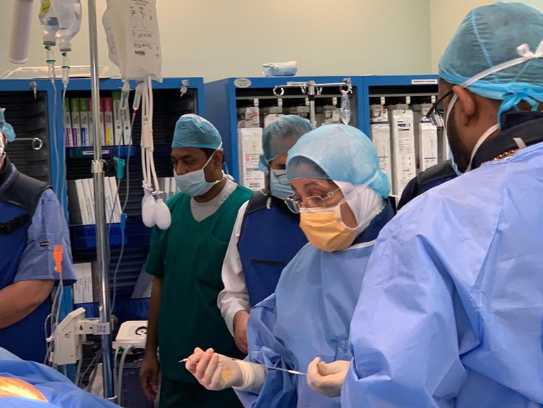 د.فوزية الكندري تجري اول حالة تركيب بطارية بمستشفى جابر