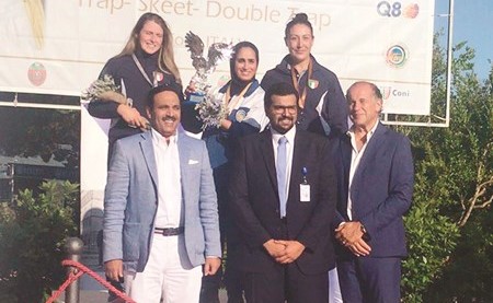الرامية إيمان الشماع خلال التتويج بحضور دعيج العتيبي﻿