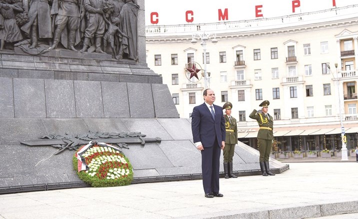 الرئيس المصري عبدالفتاح السيسي يضع إكليلا من الزهور على قبر الجندي المجهول بالعاصمة البيلاروسية مينسك﻿