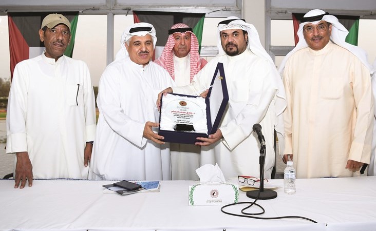 الشيخ صباح فهد الناصر يهدي د.صادق البسام درعا تذكارية ﻿