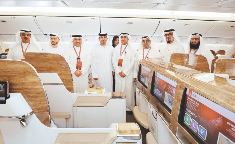 صورة جماعية لمسؤولي طيران الإمارات والطيران المدني﻿