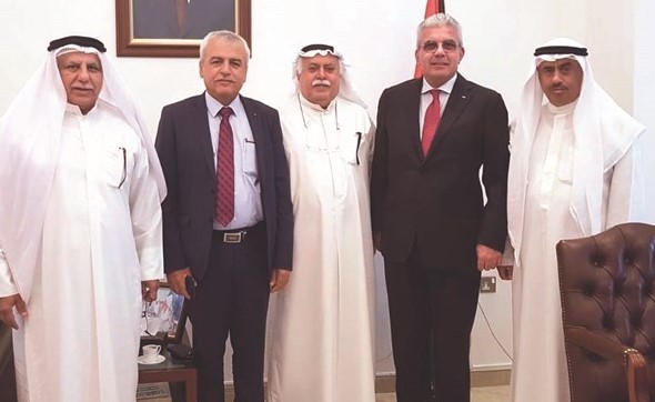 موسى شكارنة والسفير رامي طهبوب مع عدد من الكويتيين أصحاب العقارات﻿