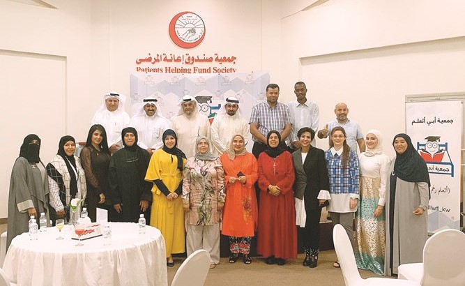﻿صورة جماعية لإدارة الجمعية مع عدد من المعلمين﻿