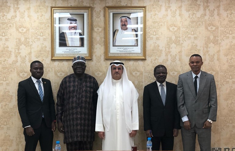 عبدالله المطوح مستقبلا السفير أحمد عدي والوفد المرافق