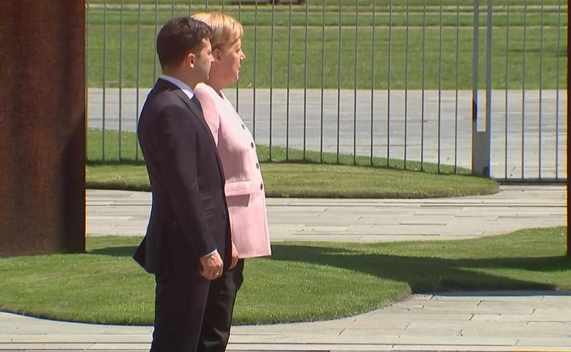 بالفيديو.. أنجيلا ميركل تهتز وترتجف بجانب الرئيس الأوكراني