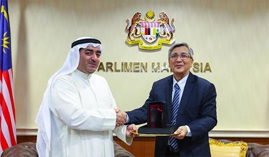 رئيس البرلمان الماليزي خلال تقديمه ميدالية شرفية للسفير سعد العسعوسي تقديراً لجهوده في توثيق العلاقات 