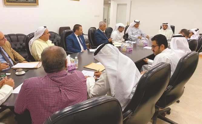 خلف المطيري مترئسا الاجتماع مع ممثلي شركات النظافة ﻿