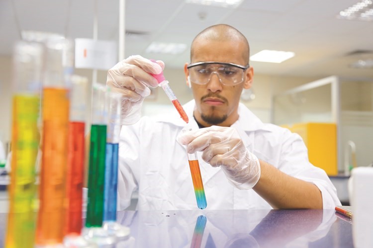 طالب في أحد مختبرات الكلية ﻿