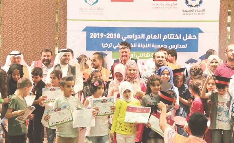 لقطة جماعية مع عدد من الطلبة المكرمين﻿