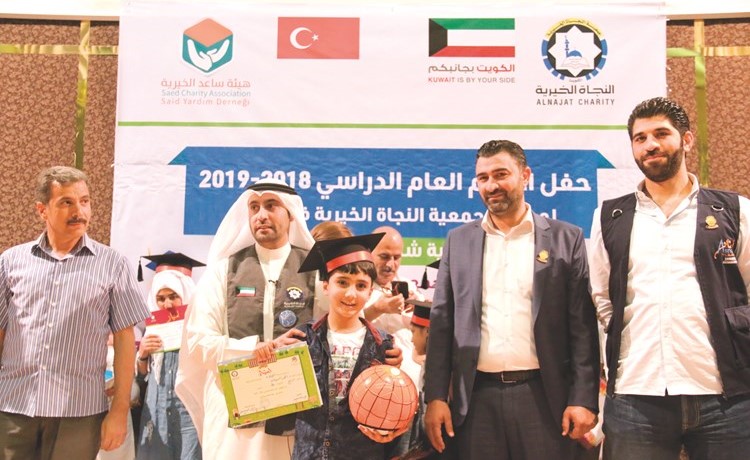 البدر يكرم أحد الطلاب المتفوقين﻿