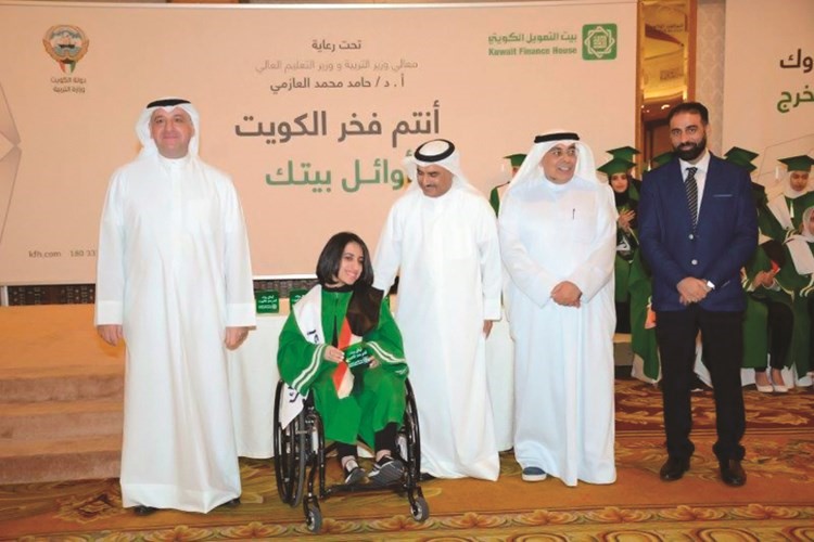 تكريم من بيتك لإحدى الطالبات المتميزات﻿